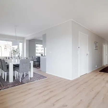 Renovated 3br With Balcony Just 350m From Train Station And 500m From Nokia Arena Appartamento *